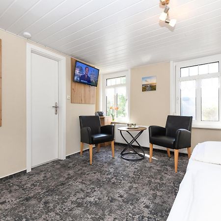 Pension Burggaststaette Heyken Neuharlingersiel Buitenkant foto