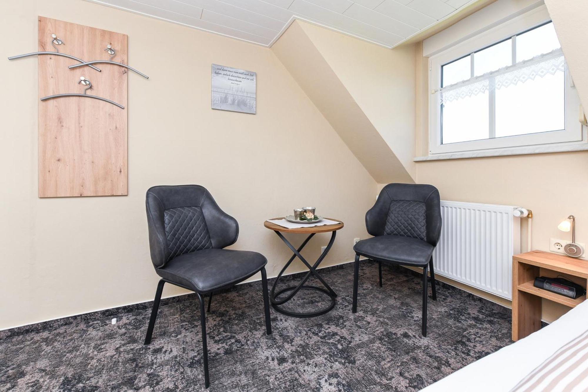 Pension Burggaststaette Heyken Neuharlingersiel Buitenkant foto