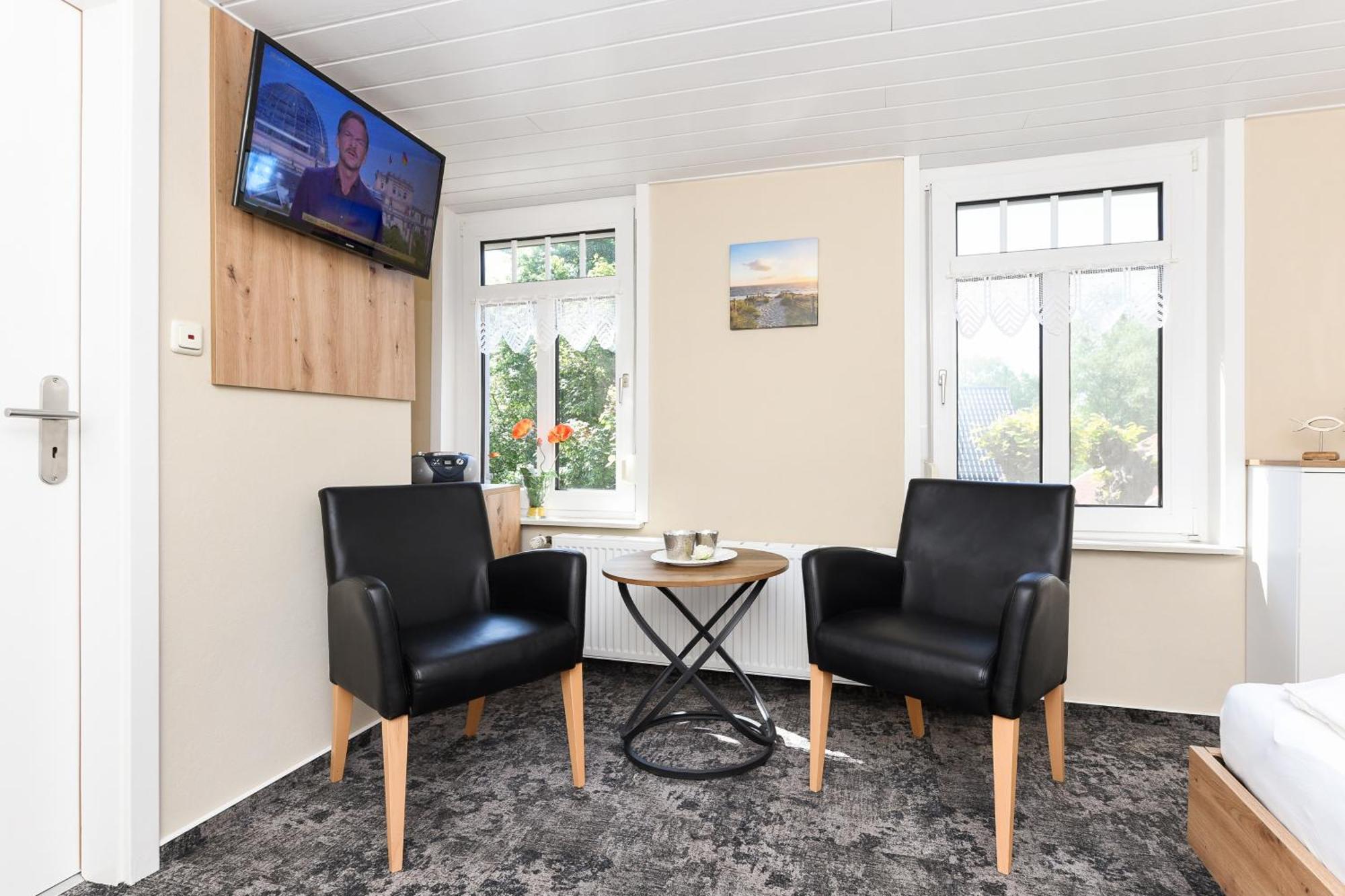 Pension Burggaststaette Heyken Neuharlingersiel Buitenkant foto