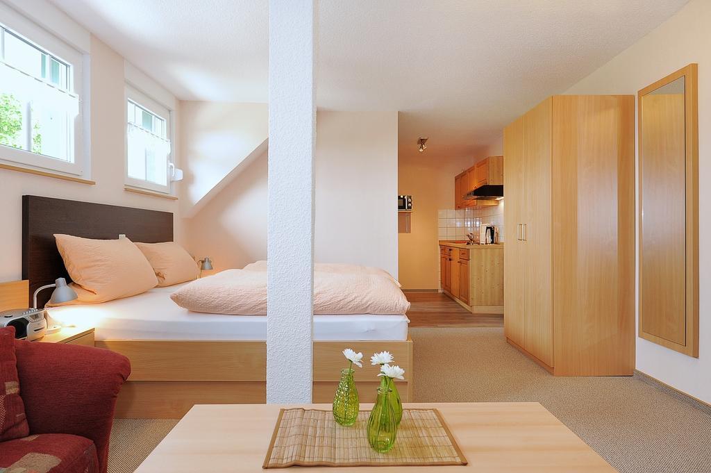 Pension Burggaststaette Heyken Neuharlingersiel Kamer foto