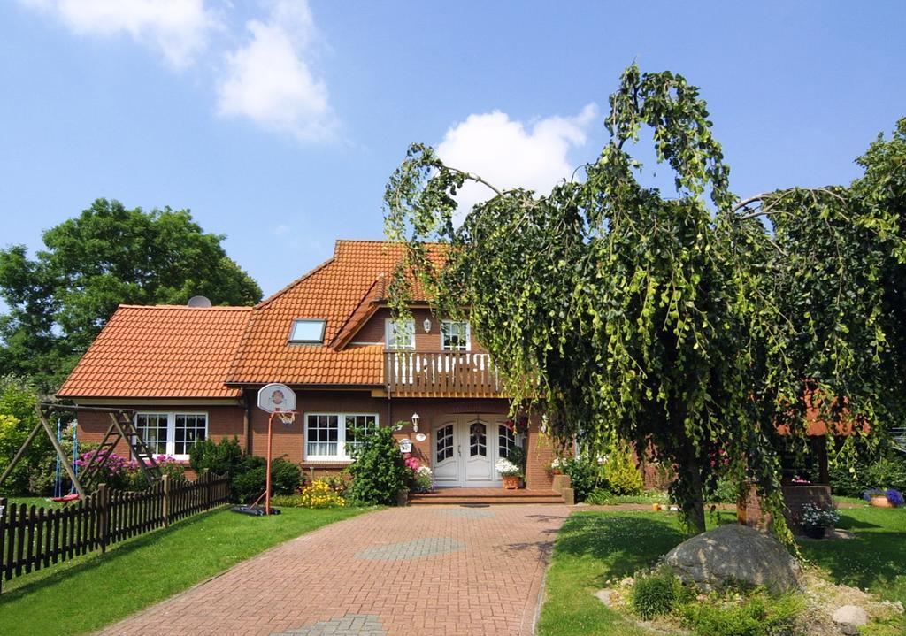 Pension Burggaststaette Heyken Neuharlingersiel Buitenkant foto