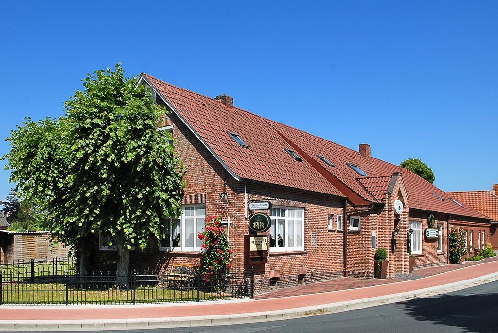 Pension Burggaststaette Heyken Hotel Neuharlingersiel Buitenkant foto